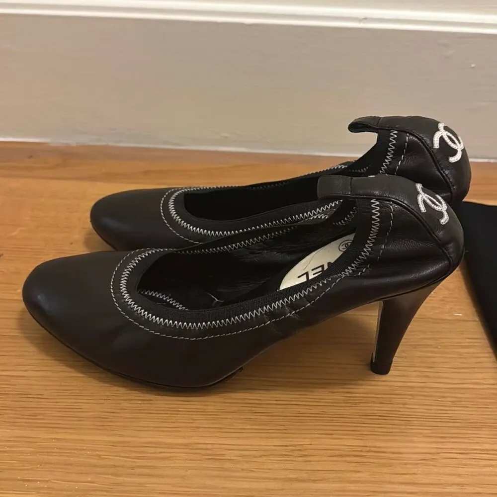Chanel Vintage Black Leather White CC Logo Elastic Pumps size 39.5